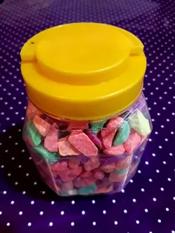 خرید سنگ رنگی در رنگهای مختلف برای تزئین گلدان، باغچه، تراریوم