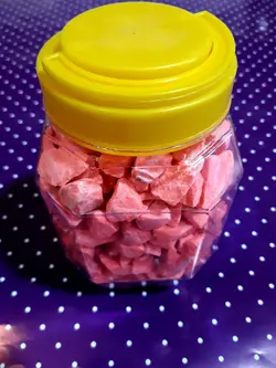 خرید سنگ رنگی در رنگهای مختلف برای تزئین گلدان، باغچه، تراریوم