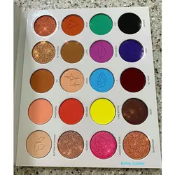 پالت سایه چشم مورفی مدل maddie ziegler