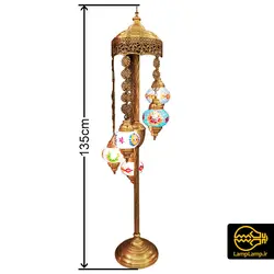 آباژور کنار سالنی ایستاده 5 شعله مدل مراکشی