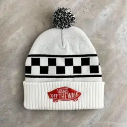 کلاه بافت طرح ونس سفید پوم دار