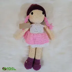 عروسک بافتنی دست بافت دختر کوچولو با لباس سفید و دامن صورتی ( ارتفاع 35 )
