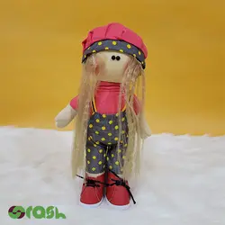 عروسک روسی دختر کوچولو با لباس قرمز و شلوار توپ توپی ( ارتفاع 30 سانتی متر )