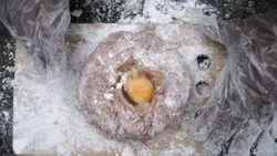 تخم مرغ روی خمیر همبرگر