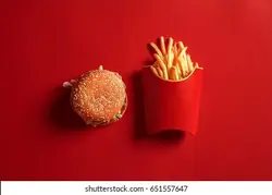 Concept of mock up burger and french fries on red background. Copy space for text and logo. | مفهوم مسخره همبرگر و سیب زمینی سرخ شده فرانسوی در پس زمینه قرمز.فضای را برای متن و آرم کپی کنید. – آکادمی پرنیان طرح