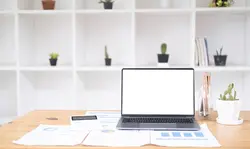 نمای نزدیک از دسکتاپ اداری مدرن با صفحه نوت بوک سفید سفید، لوازم فنجان قهوه گوشی هوشمند و سایر موارد موکاپ