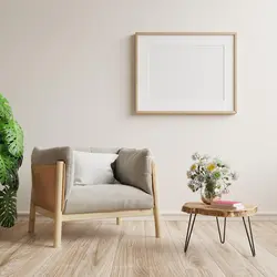 موکاپ ماکاپ پوستر قاب مربع با صندلی راحتی و گیاهان سبز در پس زمینه دیوار سفید. رندر سه بعدی