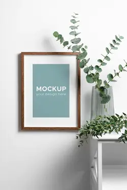 موکاپ موکاپ قاب چوبی پرتره روی دیوار سفید با اکالیپتوس تازه در گلدان