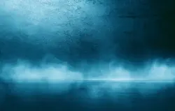 دیوار آبی تیره با گچ بری تزئینی. دود، دود، نورافکن