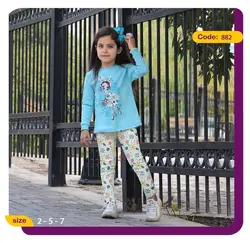 بلوز شلوار دختر با عینک آفتابی