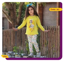 بلوز شلوار دختر با عینک آفتابی