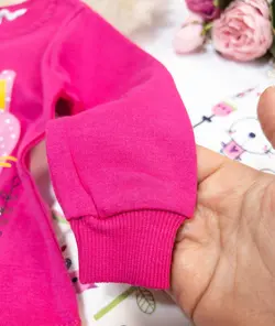 بلوز شلوار دختر با عینک آفتابی