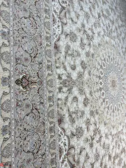 فرش ماشینی خاطره کویر کاشان-طرح مستانه کرم صدفی-1500شانه-4500 تراکم