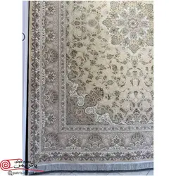 فرش ماشيني خاطره کوير کاشان 1600شانه با تراکم 4500 آکروليک طرح ارغوان کرم صدفی هايبالک