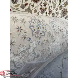 فرش ماشيني با برند خاطره کویر کاشان 1500شانه با تراکم 4500 آکروليک طرح گل افشان کرم - سفید حاشیه شکلاتی