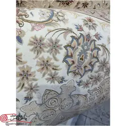 فرش ماشيني با برند خاطره کویر کاشان 1500شانه با تراکم 4500 آکروليک طرح گل افشان کرم - صدفی