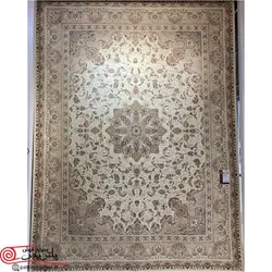 فرش ماشيني خاطره کوير کاشان 1600شانه با تراکم 4500 آکروليک طرح ارغوان کرم سفید هايبالک
