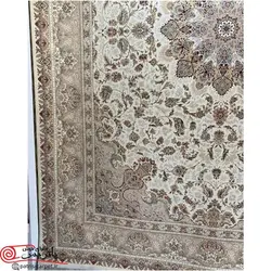 فرش ماشيني خاطره کوير کاشان 1600شانه با تراکم 4500 آکروليک طرح ارغوان کرم سفید هايبالک