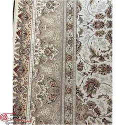 فرش ماشيني خاطره کوير کاشان 1600شانه با تراکم 4500 آکروليک طرح ارغوان کرم سفید هايبالک