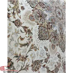 فرش ماشيني خاطره کوير کاشان 1600شانه با تراکم 4500 آکروليک طرح ارغوان کرم سفید هايبالک