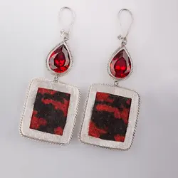 گوشواره نقره و فرش پشمی دستباف و یاقوت مصنوعی