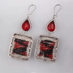 گوشواره نقره و فرش پشمی دستباف و یاقوت مصنوعی