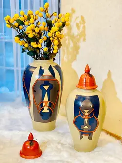 بانکه درب نارنجی کنار سالنی