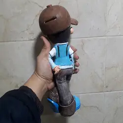 مجسمه پسر عینکی (قلک دار)