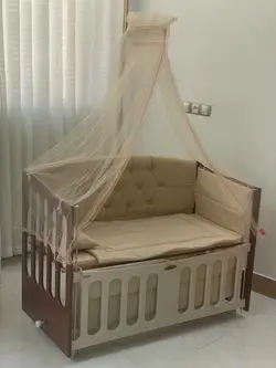 گهواره چوبی ابعاد ابعداد 60*120 کنار مادر و تنظیمی دیوانکو Divanco - فروشگاه سیسمونی روژان