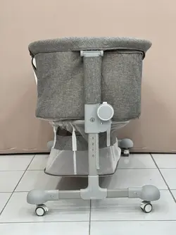 تخت کنار مادر