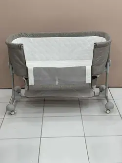 تخت کنار مادر