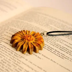 گردنبند طرح گل بابونه