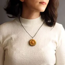 گردنبند طرح گل بابونه