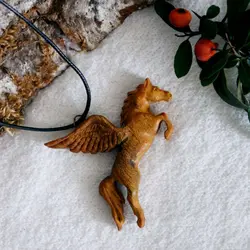 گردنبند چوبی طرح پرواز پگاسوس