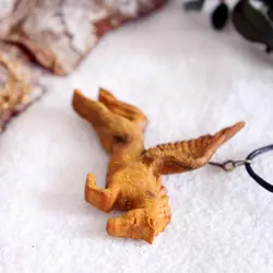 گردنبند چوبی طرح پرواز پگاسوس