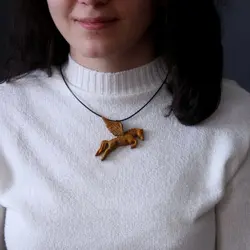 گردنبند چوبی طرح پرواز پگاسوس