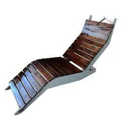 تخت کنار استخری چوبی