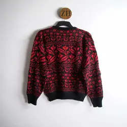 بافت طرحدار قرمز