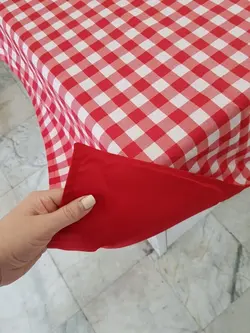 زیرانداز چهارخانه درشت قرمز
