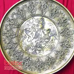 بشقاب برنجي قلم زنی- نقش : نبرداسب وشيران نر - سبک : سياه قلم - قطر : 30 ‍ سانتمتر