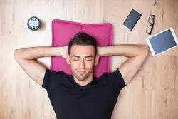 کتاب صوتی رهایی از احساسات منفی نویسنده  جول اوستین - مجله موفقیت مزدیسنا