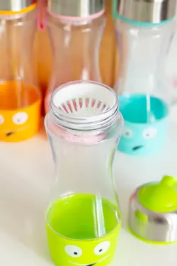 قمقمه طرح لبخند بنددار صورتی