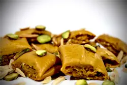 سوهان عسلی رویال‌(بسته سه تایی)(بدون روغن نباتی)