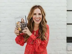 خودت باش دختر (از باور كردن دروغ‌هایی كه درباره‌تان گفته می شود دست برداريد تا تبديل به همان كسی شويد كه واقعا هستيد)