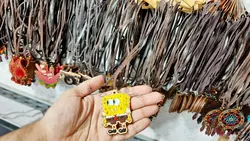 آویز دستساز چوبی با بند چرم