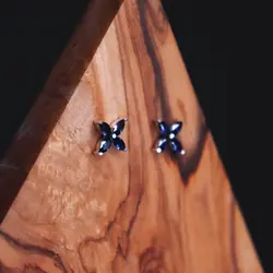 گوشواره چهار پر با نگین آبی