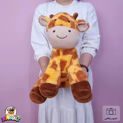 عروسک زرافه نشسته