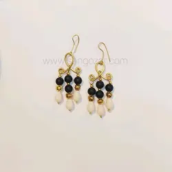 گوشواره برنجی  کریستال اشکی کرم و سنگ اونیکس