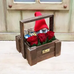 باکس چوبی گل رز و عروسک و شکلات
