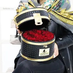 جعبه گل مروارید سیاه گل های میخک قرمز